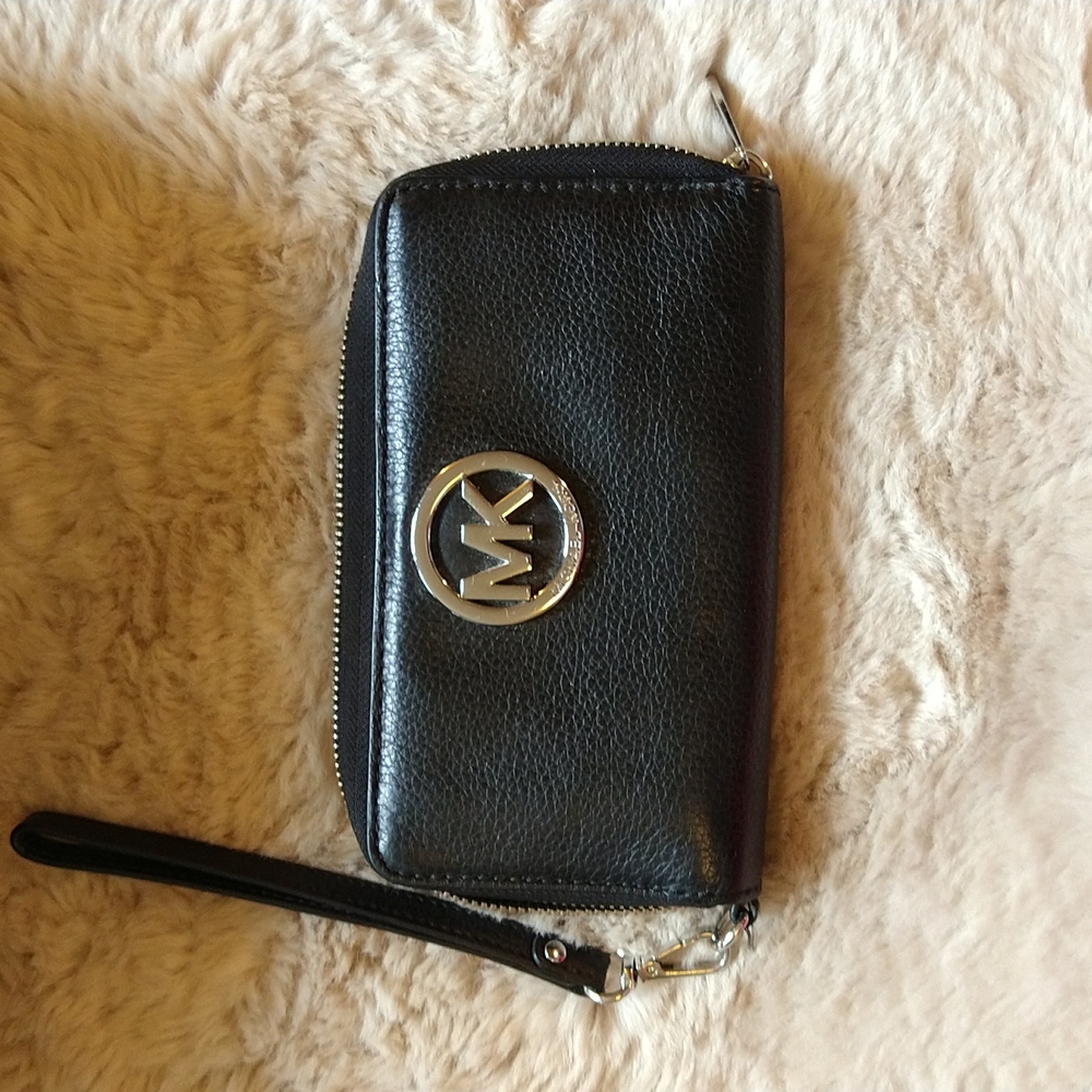 VGUC. Michael kors Fulton black leather phone wallet/wristlet.